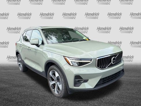 Used 2023 Volvo XC40 B5 Plus AWD/4WD image 2