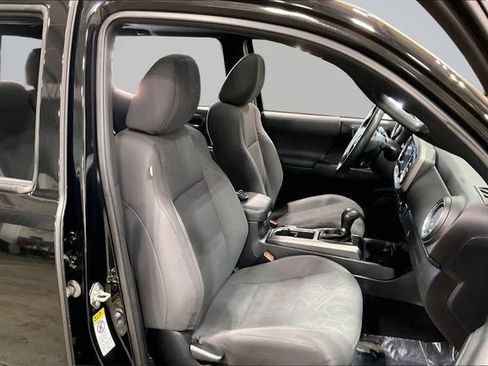 Used 2017 Toyota Tacoma TRD Off-Road AWD/4WD image 8
