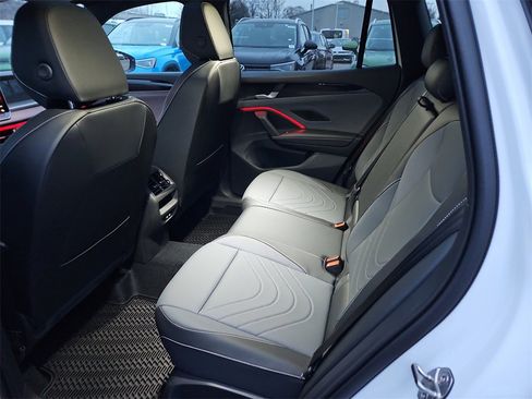 New 2025 Volkswagen Tiguan SE R-Line image 20