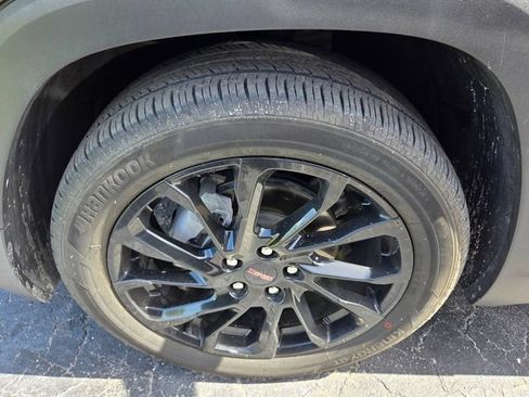 Used 2024 GMC Terrain SLE w/ Driver Convenience Package FWD image 17