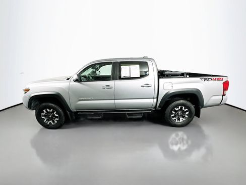Used 2017 Toyota Tacoma TRD Off-Road AWD/4WD image 4
