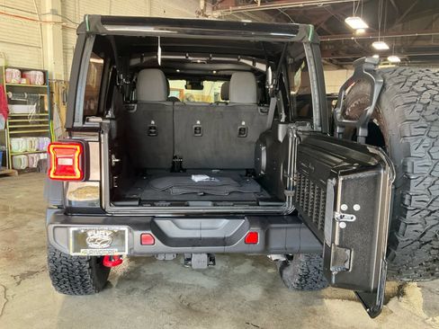 Used 2024 Jeep Wrangler Unlimited Rubicon w/ XTREMEE 35" Tire Package AWD/4WD image 25