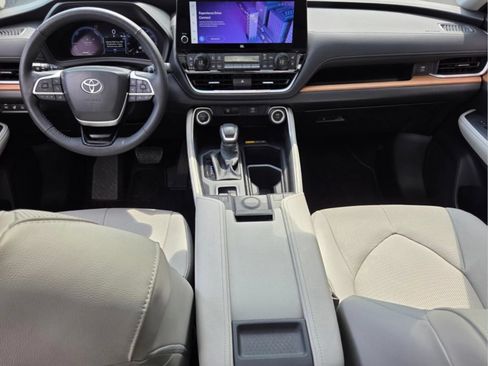 Used 2025 Toyota Grand Highlander AWD Hybrid image 16