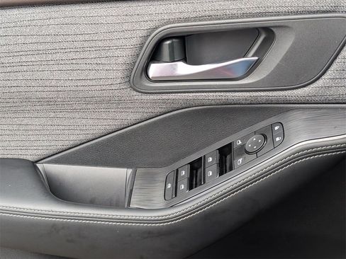 Used 2023 Nissan Rogue SV image 26