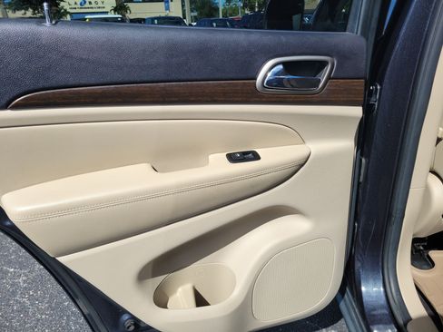 Used 2015 Jeep Grand Cherokee Laredo w/ Quick Order Package 23E AWD/4WD image 12