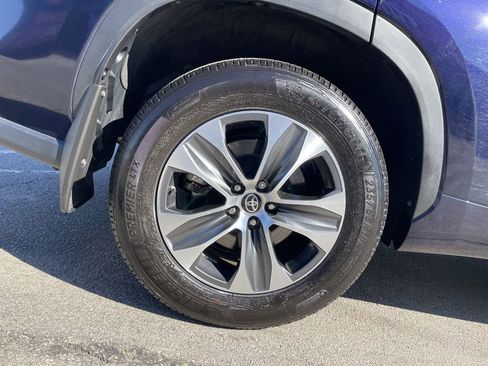 Certified 2025 Toyota Highlander XLE image 12