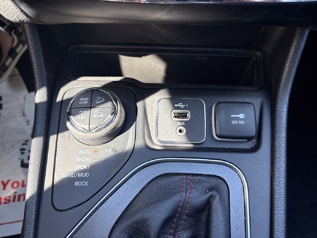 Used 2023 Jeep Cherokee Trailhawk AWD/4WD image 17