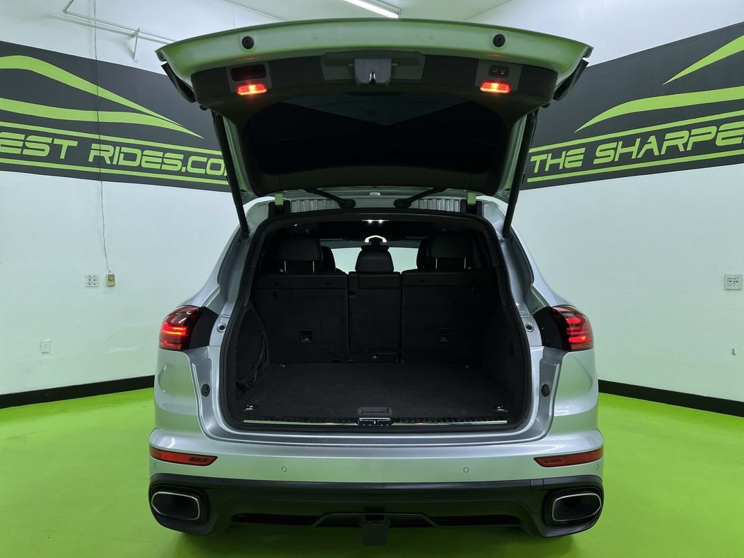 Used 2017 Porsche Cayenne Platinum Edition w/ Premium Package (PJV) AWD/4WD image 9