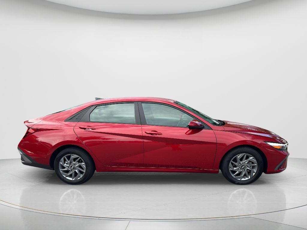 Used 2024 Hyundai Elantra SEL FWD image 4