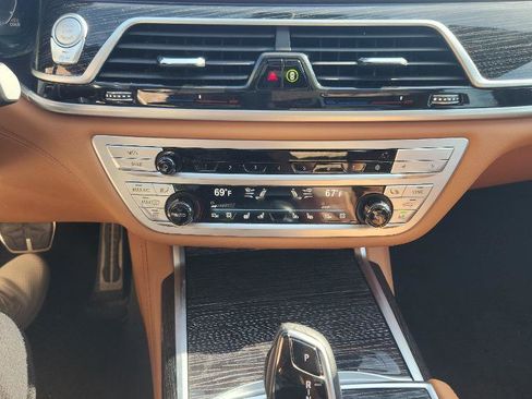Used 2022 BMW 750i xDrive w/ Executive Package image 25