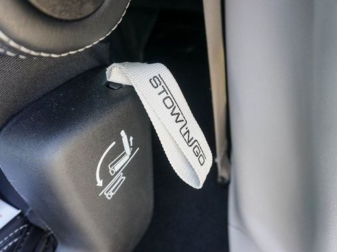 Used 2024 Chrysler Pacifica Touring-L image 9