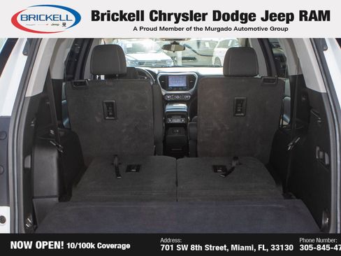 Used 2023 GMC Acadia SLE image 10