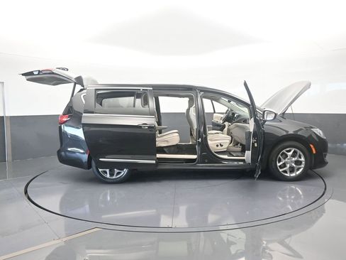Used 2019 Chrysler Pacifica Limited image 76