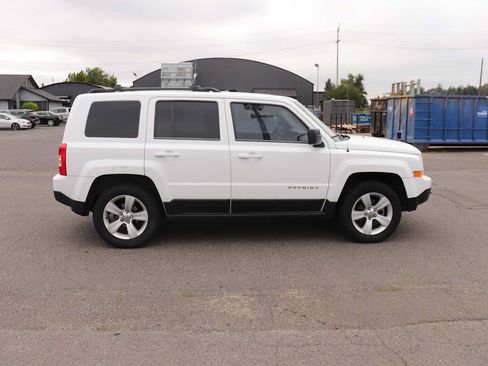 Used 2014 Jeep Patriot Latitude AWD/4WD image 4