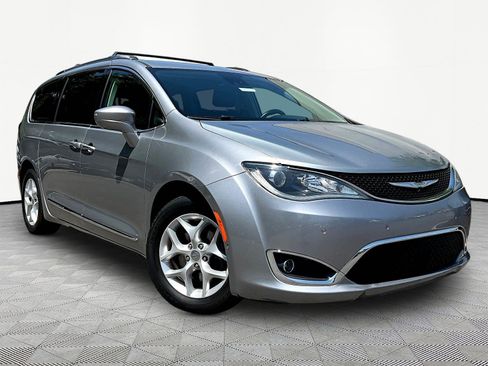 Used 2017 Chrysler Pacifica Touring-L Plus w/ Advanced Safetytec Group FWD image 3
