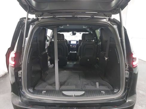 Used 2025 Chrysler Pacifica Select image 14