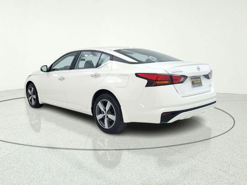 Used 2022 Nissan Altima SV image 6