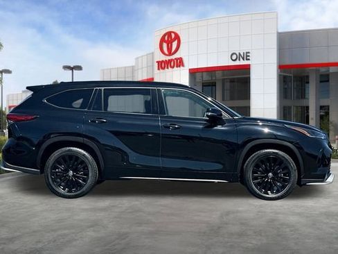 Used 2023 Toyota Highlander XSE FWD image 3