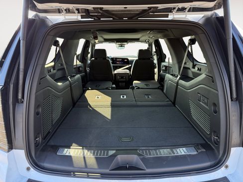 New 2026 Chevrolet Suburban High Country image 18