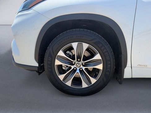 Used 2021 Toyota Highlander XLE AWD/4WD image 14