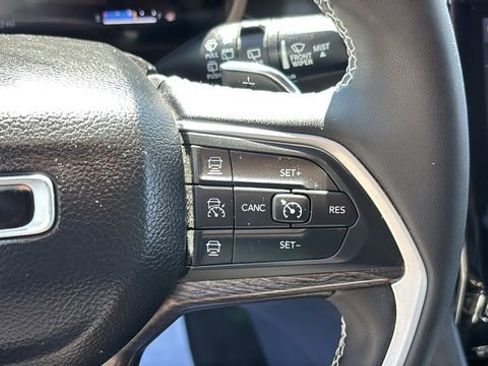 Used 2023 Jeep Grand Cherokee Limited w/ Luxury Tech Group II AWD/4WD image 15