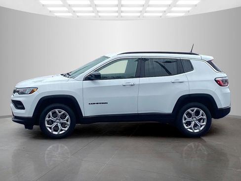 Used 2024 Jeep Compass Latitude image 2