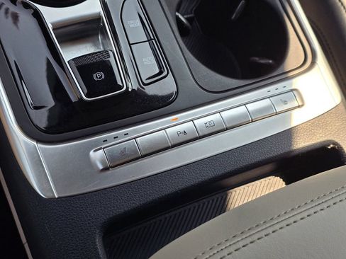 Used 2025 Kia Carnival EX FWD image 24