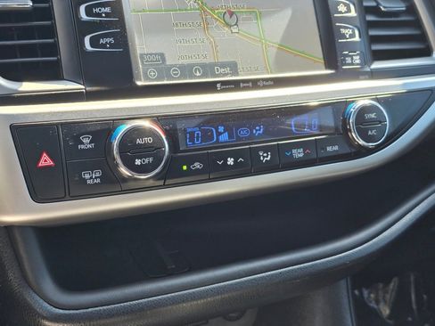 Used 2017 Toyota Highlander SE AWD/4WD image 12