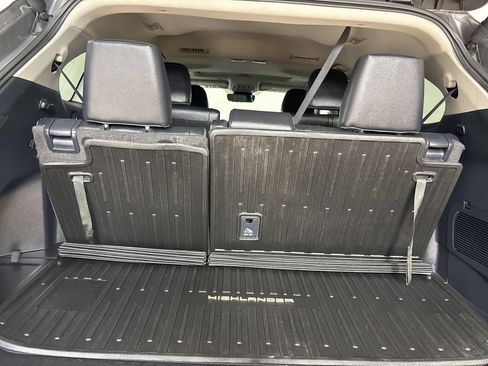 Used 2025 Toyota Highlander XLE AWD/4WD image 30