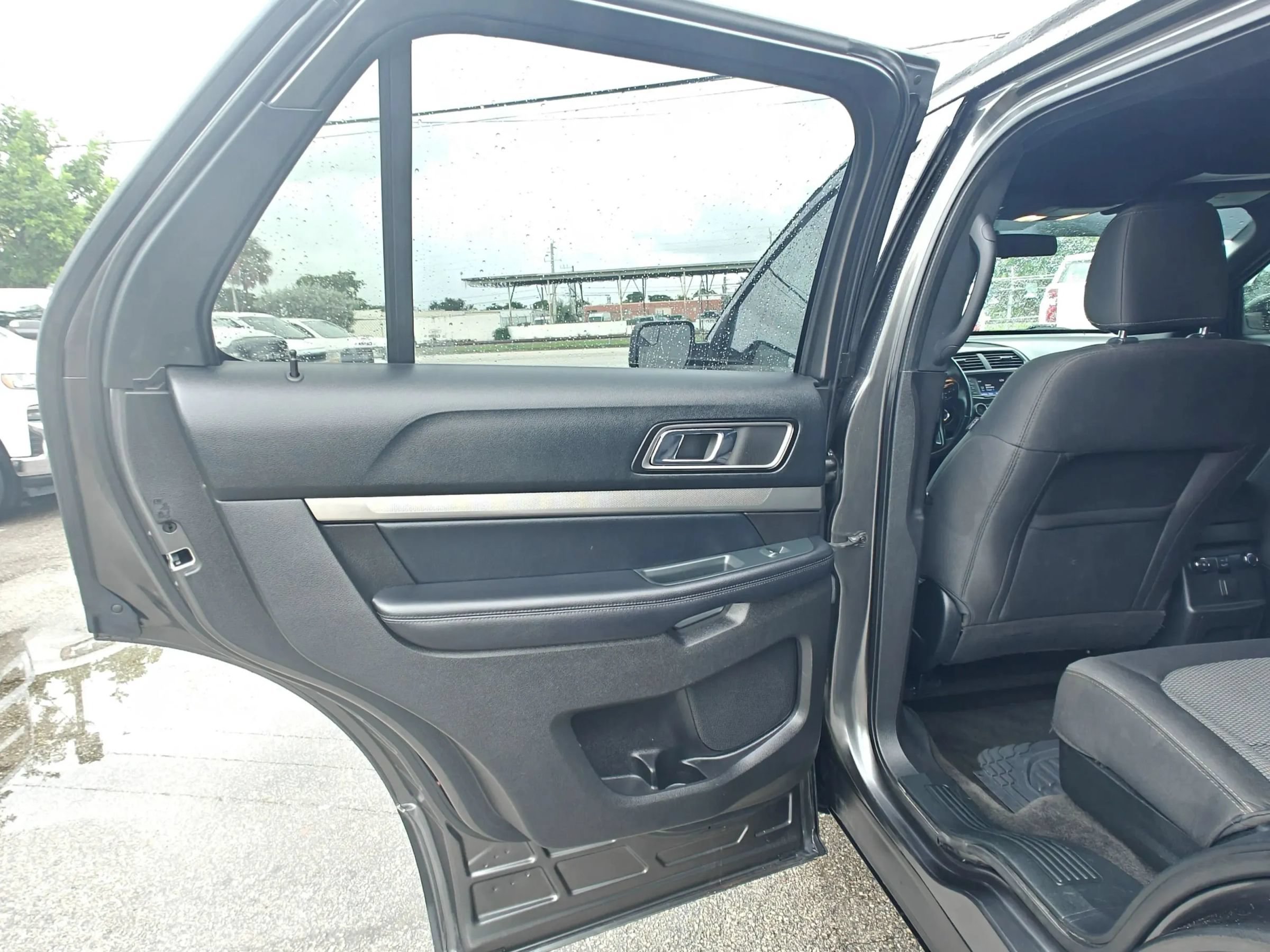 Used 2018 Ford Explorer XLT w/ Class II Trailer Tow Package FWD image 11