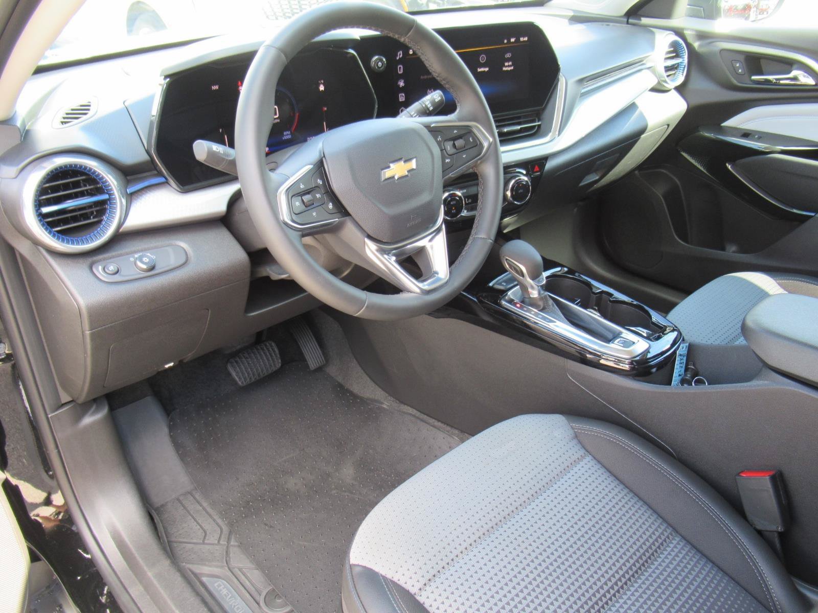 Used 2025 Chevrolet Trax LT w/ Driver Confidence Package FWD image 16
