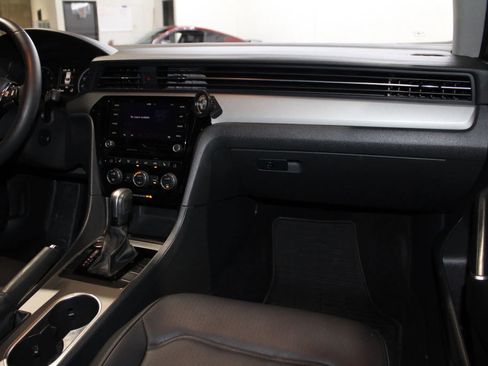 Used 2022 Volkswagen Passat 2.0T SE image 10