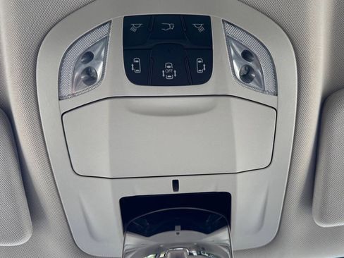Used 2023 Chrysler Pacifica Touring-L FWD image 25