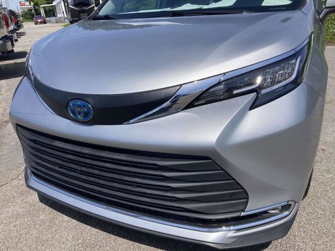 Used 2021 Toyota Sienna XLE w/ XLE Plus Package FWD image 10