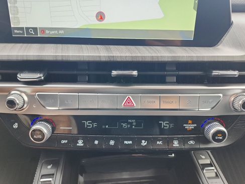 Used 2025 Kia Telluride EX w/ EX Captain's Chair Package AWD/4WD image 17