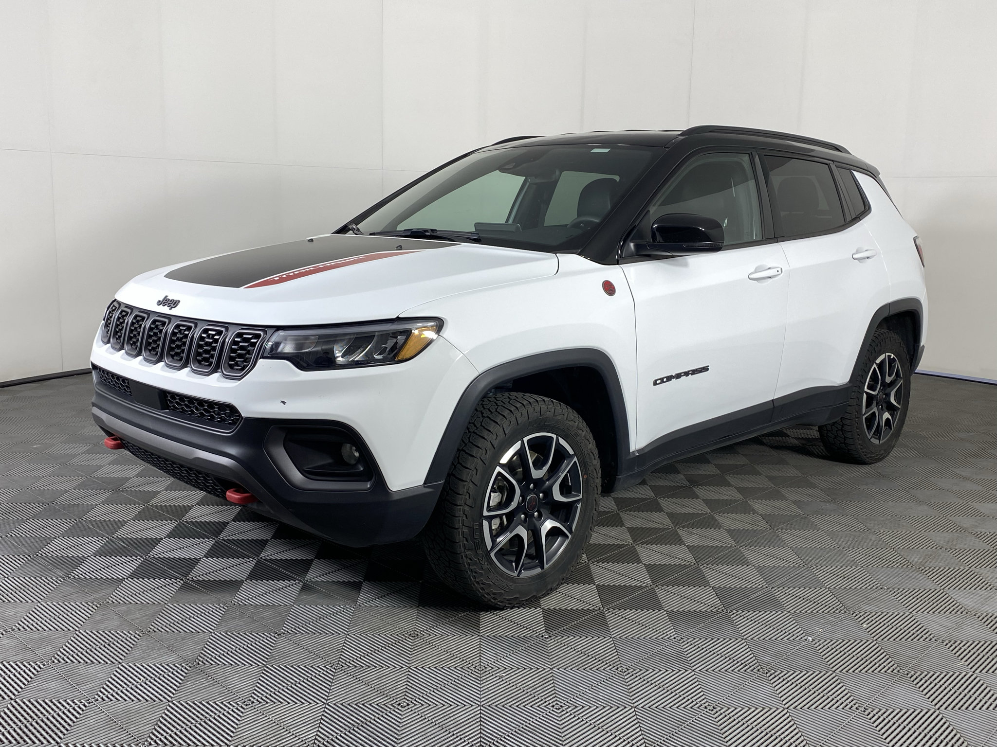 Used 2025 Jeep Compass Trailhawk AWD/4WD image 2