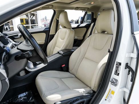 Used 2017 Volvo V60 T5 Premier w/ Convenience Package image 31