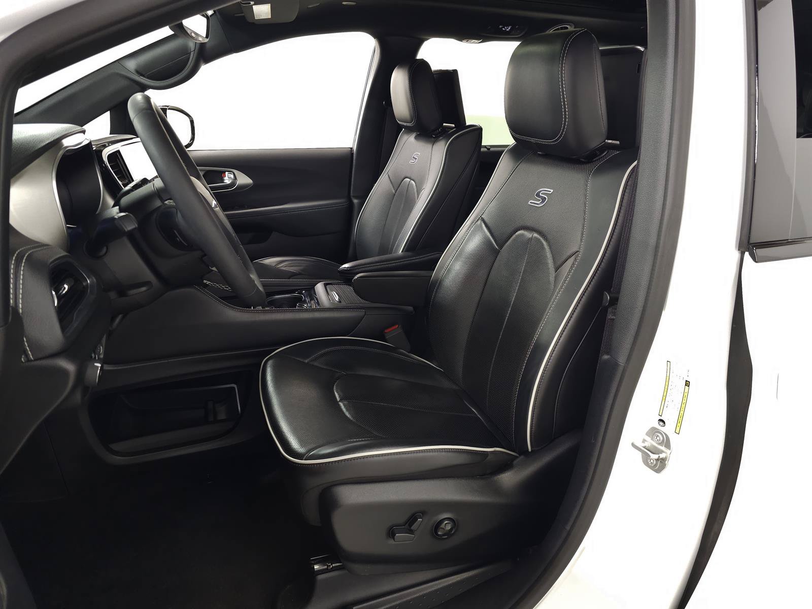 Used 2024 Chrysler Pacifica Premium FWD image 16
