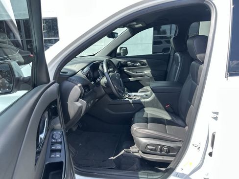 Used 2023 Chevrolet Traverse RS FWD image 2