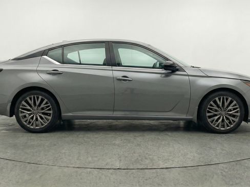 Used 2025 Nissan Altima 2.5 SV image 11