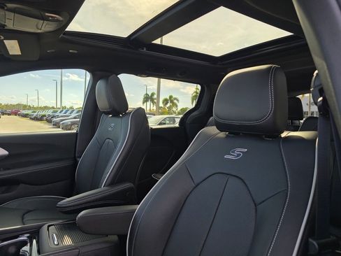 New 2026 Chrysler Pacifica Limited image 13