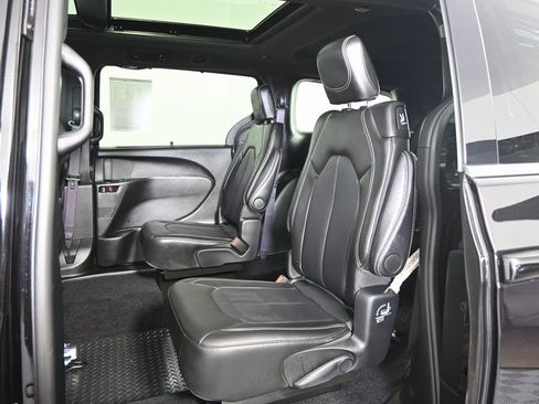 Used 2025 Chrysler Pacifica Select FWD image 17