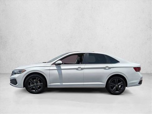 Used 2022 Volkswagen Jetta SE FWD image 2