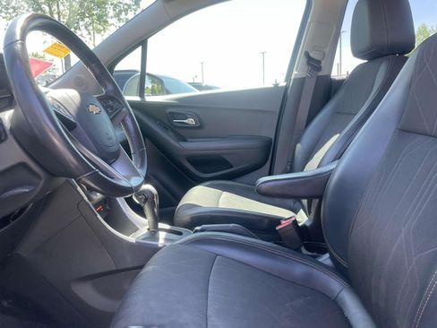 Used 2019 Chevrolet Trax LT w/ LT Convenience Package FWD image 14