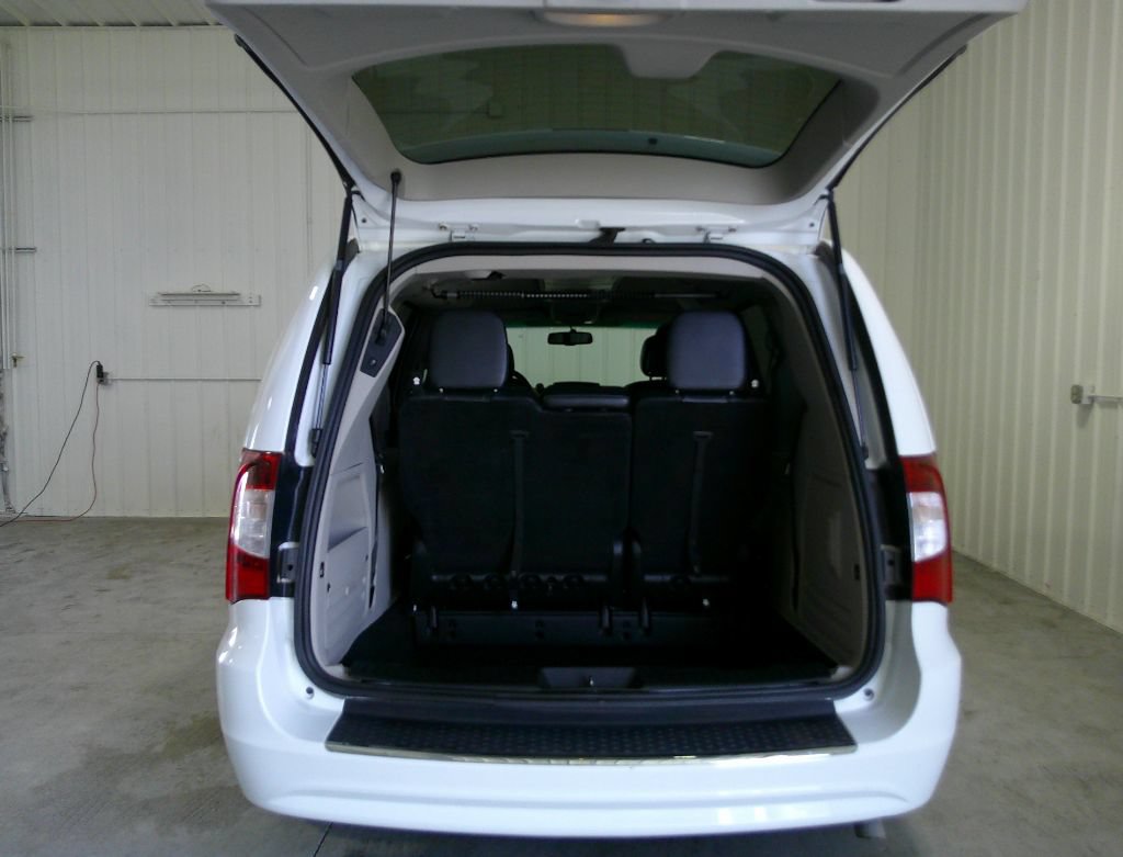 Used 2014 Chrysler Town & Country Touring FWD image 39
