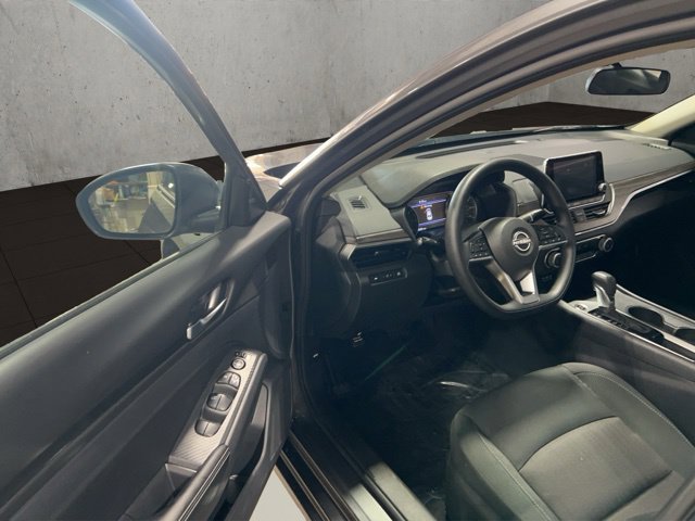 Used 2025 Nissan Altima 2.5 SV FWD image 26