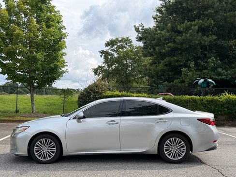 Used 2013 Lexus ES 350 w/ Luxury Pkg FWD image 2