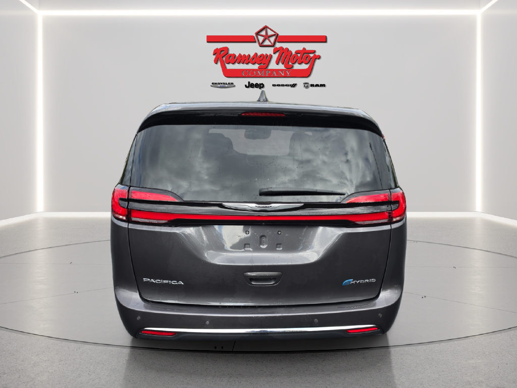 Used 2023 Chrysler Pacifica Limited w/ Uconnect Theater Family Group FWD image 3