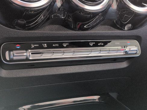 Used 2023 Mercedes-Benz GLB 250 4MATIC w/ Premium Package image 21