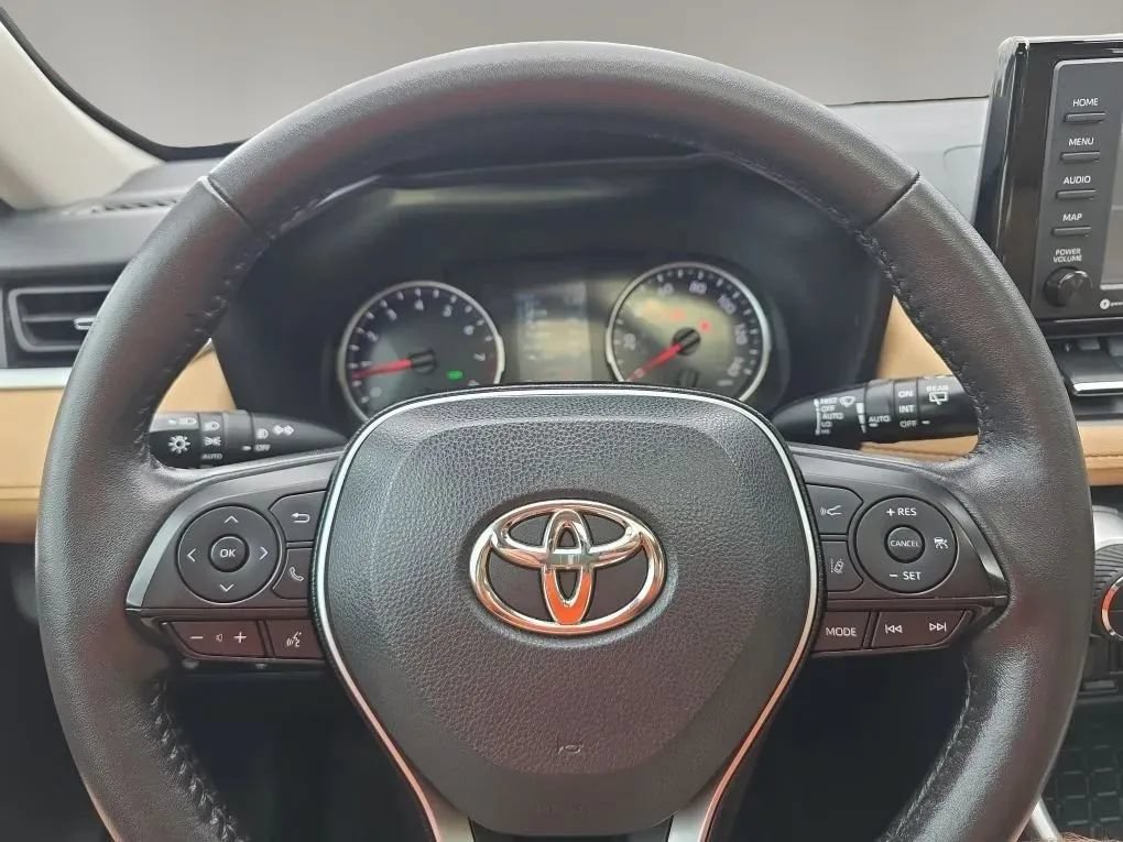 Used 2021 Toyota RAV4 XLE Premium AWD/4WD image 18